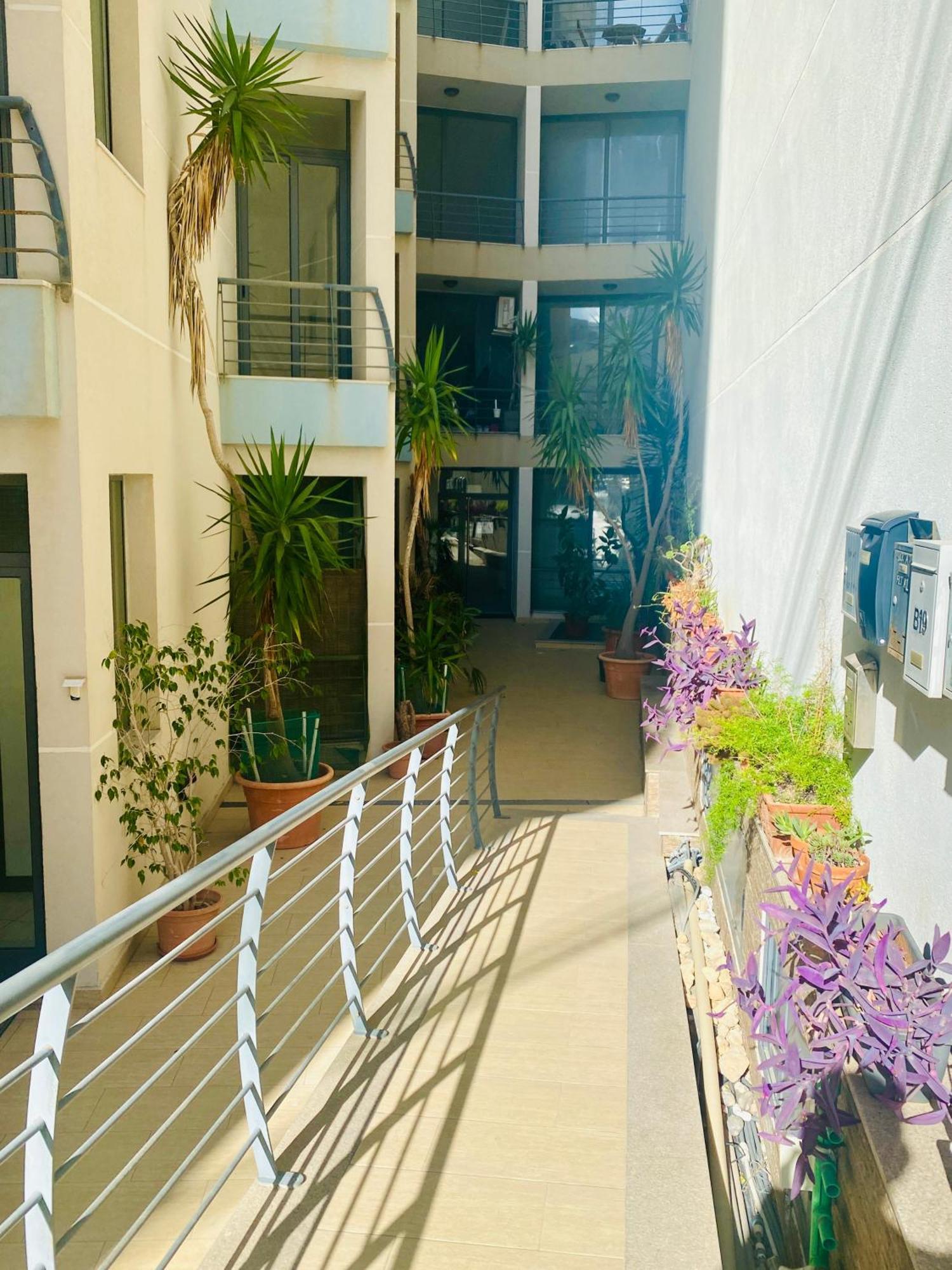 Bugibba Central Modern Apartment Сейнт Полс Бей Екстериор снимка
